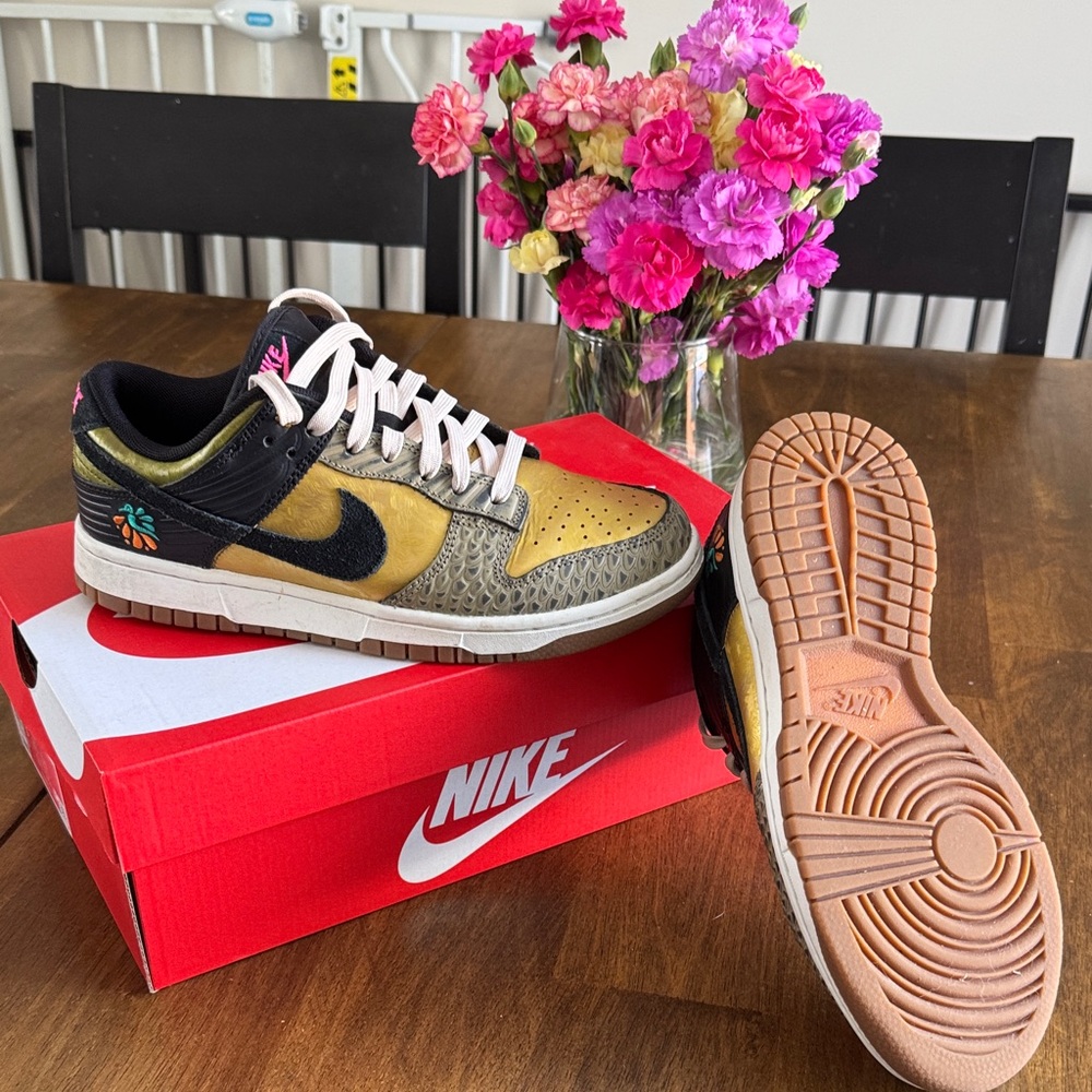 Nike Sneakers with Yellow and Black Design - Picture 4 of 4